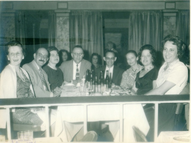 Foto de El matrimonio León-Linares junto a los colegas de la Biblioteca en un almuerzo en el Cabaret Parisién del Hotel Nacional, 5 de febrero de 1961. Colección de fotografías BNJM.
